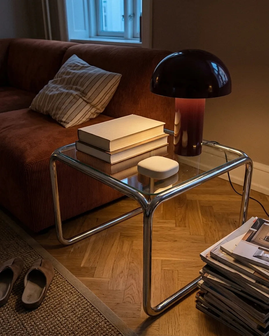 ALIVE-brikken på et glasbord ved en lampe