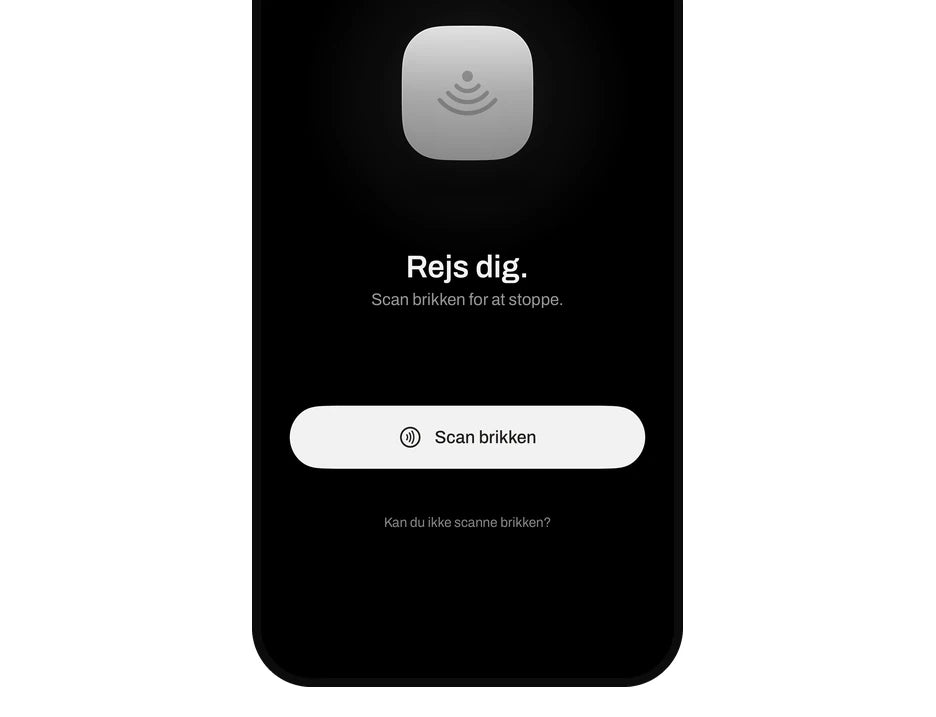 ALIVE-appen mens alarmen ringer: ”Rejs dig. Scan brikken for at stoppe.”